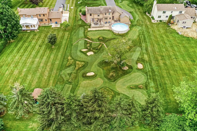 this-house-with-the-golf-backyard-of-your-dreams-is-on-the-market-for-a