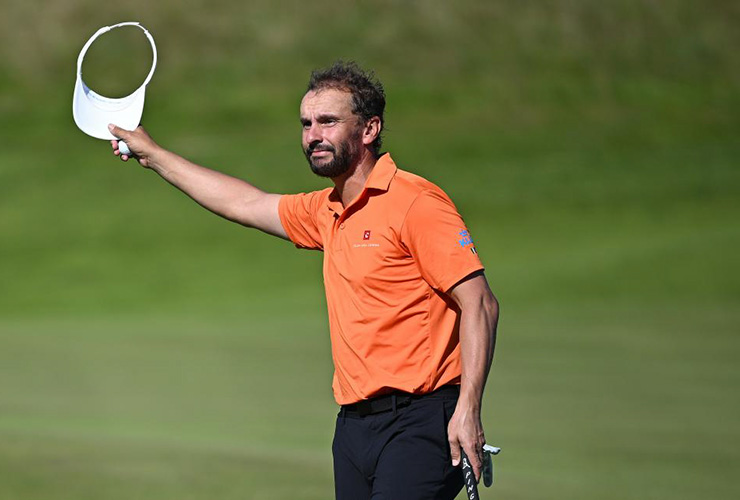 Joost Luiten acknowledges the crowd at the 2024 KLM Open - Octavio Passos