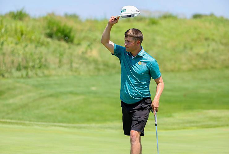 Kipp Popert raises his hat after finishing his round on the 18th hole during the final round of the 2024 U.S. Adaptive Open. (Jeff Haynes/USGA)