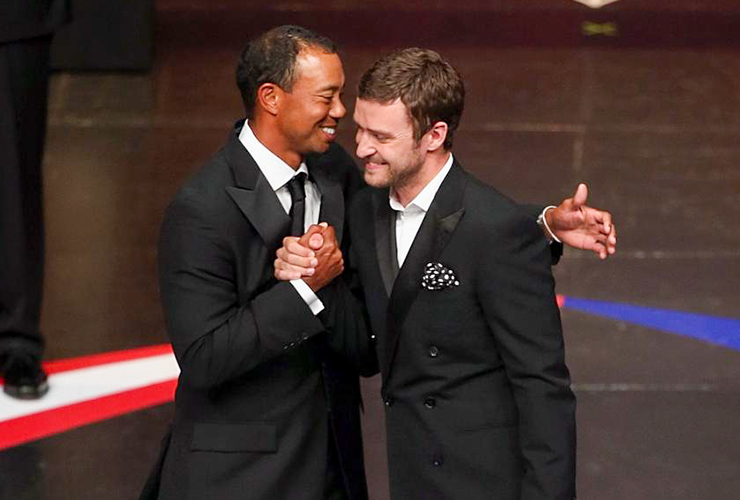 Justin Timberlake pays tribute to Tiger Woods by making long putt on airplane