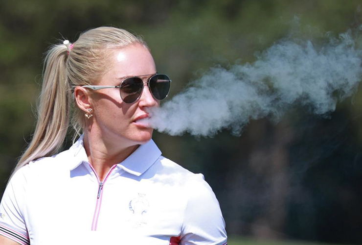 Charley Hull borrows lighter from fan at Solheim Cup