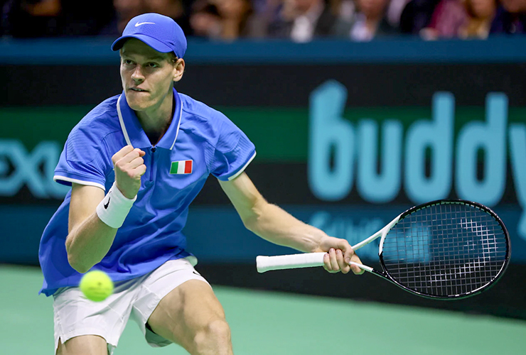 Tennis World No. 1 gets laughed at by dad after embarrassing golf swing