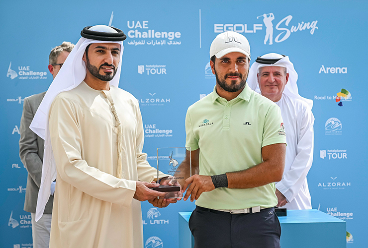 Ahmad Skaik is presented with the low amateur by HH Sheikh Rashid Bin Humaid Al Nuaimi