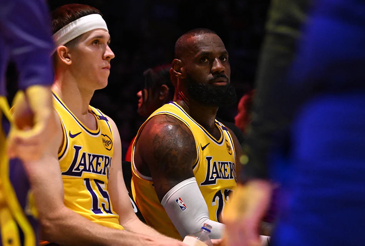 Watch LeBron James get swing tips from Lakers teammate Austin Reaves during a timeout